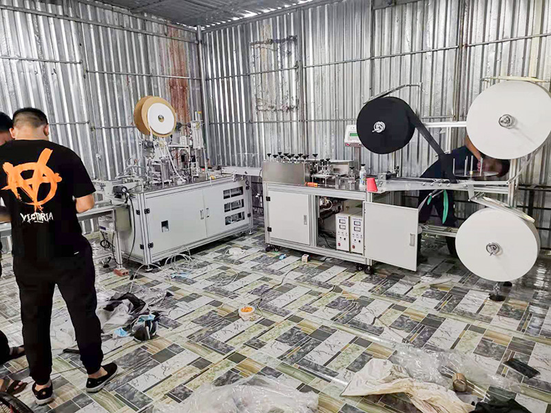 2019年6月，工程师在越南安装设备